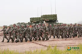 黄海之滨，陆军炮兵防空兵学院学员进行实弹射击考核图片