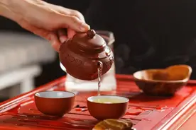 给客人倒茶时，对方敲三下桌子是啥意思？不懂别乱敲，很容易丢人图片