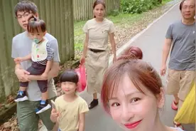 王心凌母亲节陪家人野外郊游，与妈妈合影露幸福甜笑图片