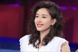 王子文又成功穿出了170模特既视感，黑+白简约高级，小个子可照穿图片