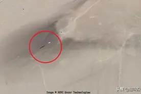谷歌地球上又有了新发现？出现两个长条状物体，颜色一白和一黑图片