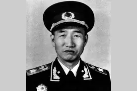 毛主席称赞，阎锡山后悔，十大元帅中唯一的北方战神，如此威武图片