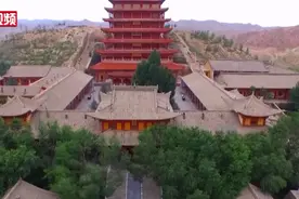 唯一身披龙袍袈裟的坐佛：全身金锱彩绘 高达35米图片