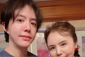 李云迪妈妈旧照曝光：为儿子倾尽所有，得知儿子出事后以泪洗面图片