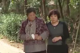 老人饭店摔倒，是老人不小心还是服务员移走凳子？监控还原过程视频封面
