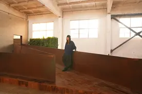 90后美女独自进深山，把身体当创作工具，危险又迷人图片