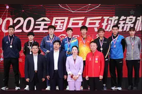 刘丁硕领奖台公开搂孙铭阳 网友：搂了，你就要负责到老图片
