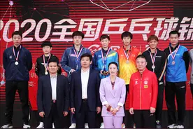 刘丁硕领奖台公开搂孙铭阳 网友：搂了，你就要负责到老图片