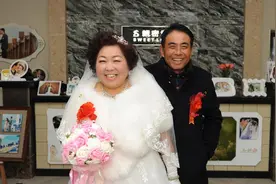 相信爱情！65岁老汉迎娶50岁新娘，儿女为老俩口操办风光婚礼图片