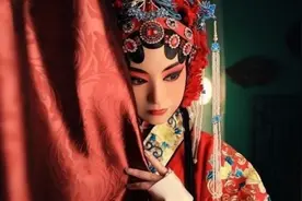 评剧皇后白玉霜，被日本人欺负半月得子宫癌，临终前参演抗日戏剧图片