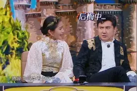 关晓彤抢雨伞太嗨，忘了自己穿裙子，看清坐姿，我没看错吧图片