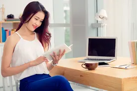老婆闺蜜来家借住，两个月后：发现她比爱人更适合自己，怎么办？图片