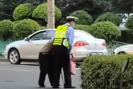 交警小哥哥，你弯腰的样子真帅！丨寻找最美交警图片