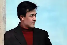 达式常胡子全白依旧帅气，穿格子衬衫配白裤清爽精神，老了更时髦图片