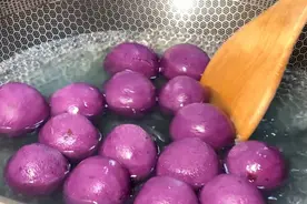 老红糖熬煮紫薯丸子，香甜软糯第一次就喜欢上了这种味道图片