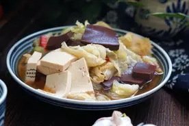 入冬后，豆腐和猪血一起炖，嫩滑入味又滋补，吃得浑身都暖和图片