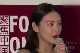 张雨绮带龙凤胎儿女逛街，新男友张钱豪单手抱娃，爸爸力爆棚视频封面