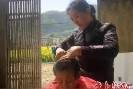 衡阳县“好儿媳”蒋凤姣：16年如一日照顾瘫痪婆婆图片