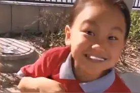 这个小学生逗乐全网！倒数第一变倒数第二，妈妈的反应好暖图片