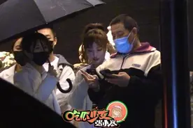 34岁张嘉倪深夜聚会，打扮低调身材纤细，身旁2个助理打伞图片