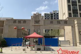 南京一规划学校在交房时“缩水”，教育局称只是没开图片