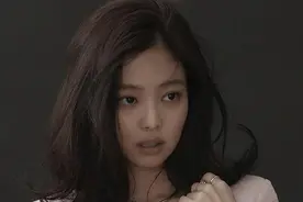 Jennie最新大片好美，五官精致身材傲人，女人味好浓图片