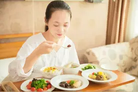 月子期没吃好很容易未老先衰，注意三大饮食要点，不落“月子病”图片