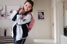 40岁“冻龄妈妈”穿女儿校服，爸爸看完后不淡定了：校花本尊回归图片