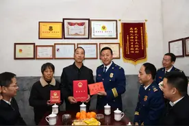 应急管理部教育训练司司长张福生赴浙江东阳吕挺烈士家中开展“送奖上门”活动图片