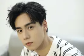 本以为是颗恒星，没成想居然是颗流星！胡一天如今真糊了图片