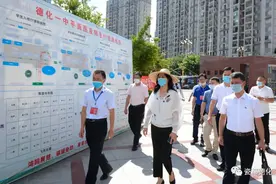 德化县委书记梁玉华、县长黄文捷巡视高考考场图片