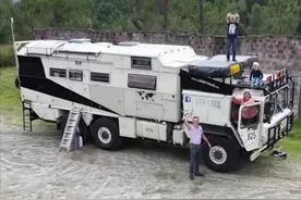 一家四口改造废旧卡车，住进10㎡的车厢中，路上生活一过就是两年图片