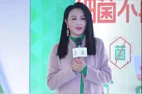 曹颖不像年近半百的人，穿大衣配短裙，一双白色长靴更显大长腿图片