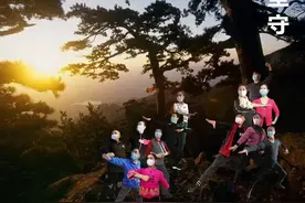 湖北省老年大学舞蹈团暖心故事：隔屏起舞，为抗疫加油图片