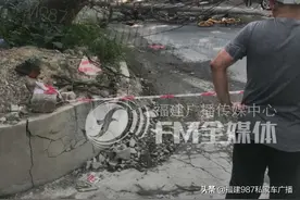 突发！连串巨响！福州市区整排电杆被挂倒，一骑手正好路过图片