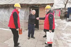 哈尔滨五常电业公司“红马甲”：帮八旬独居老人洗被褥劈柴火图片
