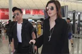 关之琳不肯服老，一把年纪还学年轻人“反穿裤子”，这奶奶太时髦图片