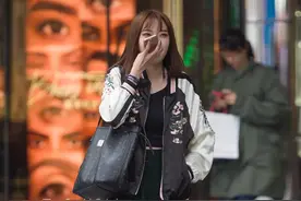 过膝长筒袜，百褶裙图片