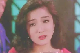 她是香港歌后，因破产还债拍三级，嫁百亿富豪今49岁苍老难认图片