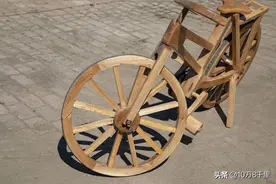 吉林古稀农民发明制作能骑的实木自行车，引众人围观称赞图片