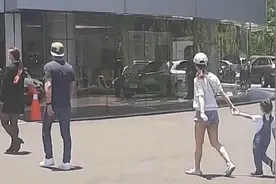 霍建华林心如一家出街，3岁女儿堪称巨型宝宝，模样像极林心如图片