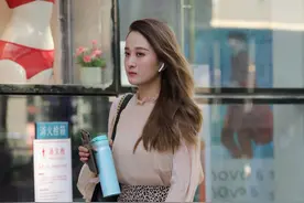 春季裙子怎么选？熟龄女人试试豹纹半身裙，女性魅力十足图片