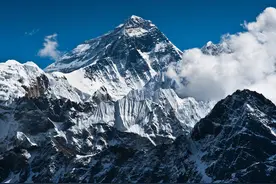 珠穆朗玛峰的峰顶属于中国吗？为什么那么多人可以登顶？图片