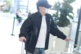 沈腾踩人字拖现身机场，坐箱子上歇脚随性低调图片