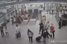 河南洛阳：乘高铁过安检取行李时生“歹意”，女子拿走陌生人腰包藏匿编织袋，被民警找到时假装若无其事图片