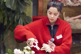 欧阳娜娜节目新造型，穿大红色毛衣配丸子头，蝴蝶发夹看来要流行图片