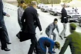 1982年，撒切尔在与邓小平的交锋中数次落败，栽倒在人民大会堂前图片