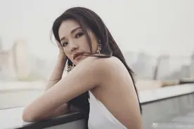 舒淇身穿白色职业装拍写真，化身霸道女总裁，甜美气质太迷人了图片