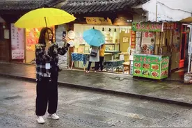 感情稳定！张丹峰陪洪欣到大理工作，夫妻俩带7岁女儿游古城图片