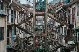 南宁“鸳鸯楼”的无奈：为节省空间设计的楼梯，却成为网红打卡地图片